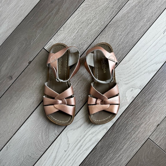 Salt Water Original Toodler’s Sandals. Size: 4 Rose Gold. - Picture 1 of 4
